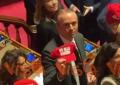 "No alla guerra", protesta M5s al Senato con cappellini in stile "Maga" come Donald Trump