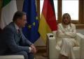 Consiglio Europeo, Meloni saluta e abbraccia Merz e Von Der Leyen