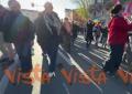 I manifestanti cantano 'Bella ciao' al corteo No Kings a Roma