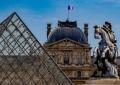Rapina al Louvre, rubati 9 gioielli di Napoleone, ladri entrati con un montacarichi nella galleria Apollo, il furto compiuto in 7 minuti