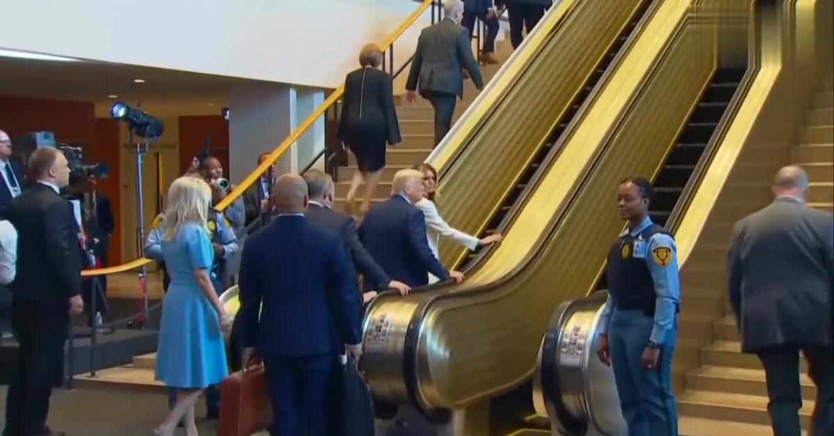 assemblea onu a new york trump arriva al palazzo di vetro con melania e la scala mobile si blocca costretto a salire a piedi 8211 video