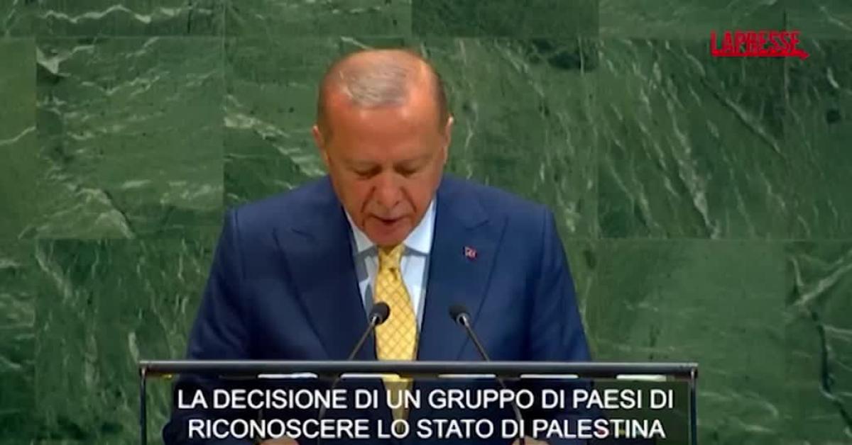 Assemblea Onu, Erdo?an mostra foto di palestinesi in attesa di cibo: "Punto più basso dell