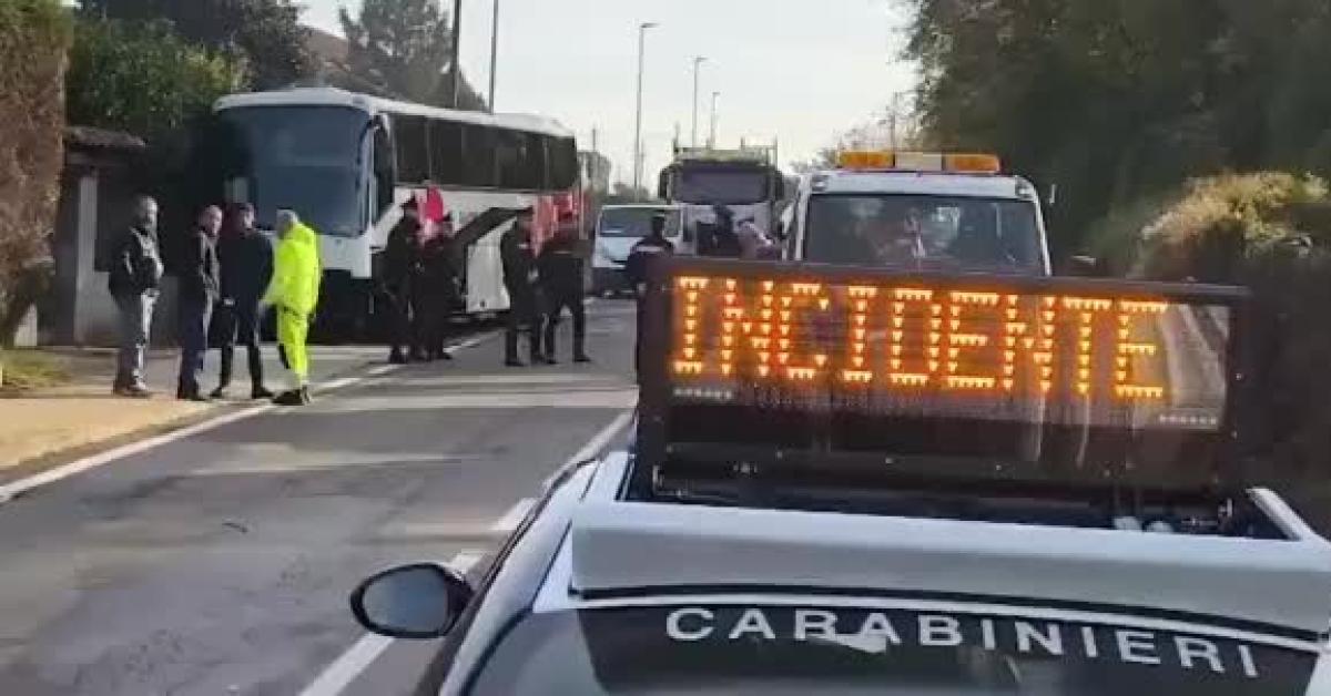 Incidente frontale ad Arignano (Torino) tra autobus con 50 studenti e Bmw, morto il conducente della vettura, 20 ragazzi contusi VIDEO Incidente frontale ad Arignano (Torino) tra autobus con 50 studenti e Bmw, morto il conducente della vettura, 20 ragazzi contusi VIDEO