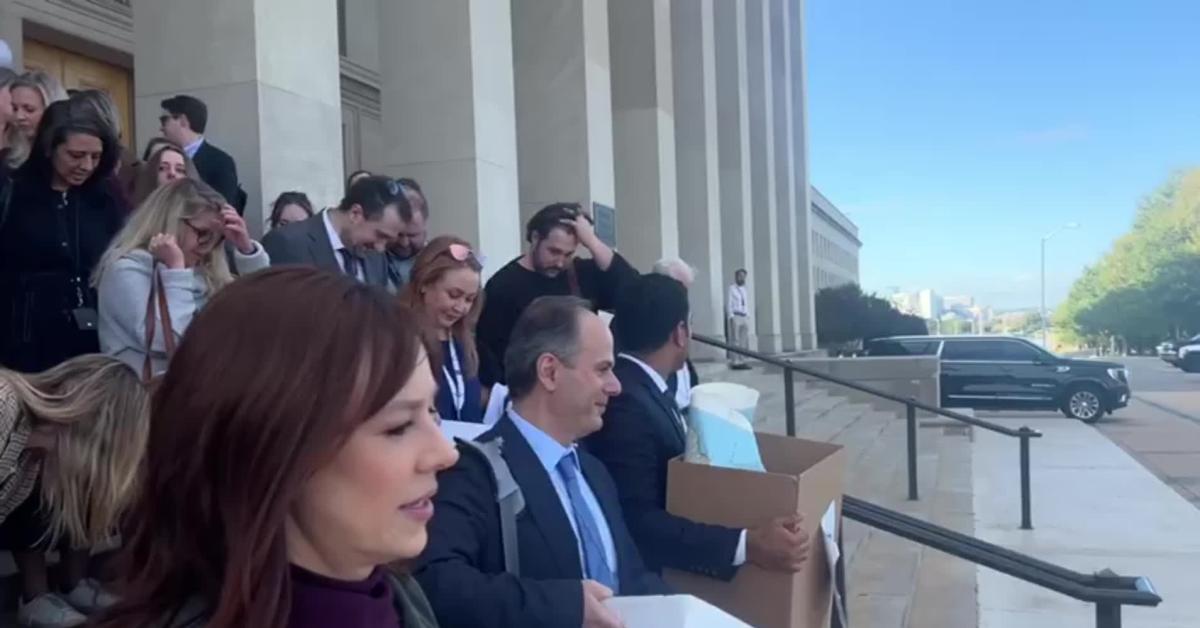 Hegseth confisca accrediti a "quasi tutti" media per resistenza a restrizioni imposte, oltre 40 giornalisti costretti a lasciare il Pentagono VIDEO Hegseth confisca accrediti a "quasi tutti" media per resistenza a restrizioni imposte, oltre 40 giornalisti costretti a lasciare il Pentagono VIDEO