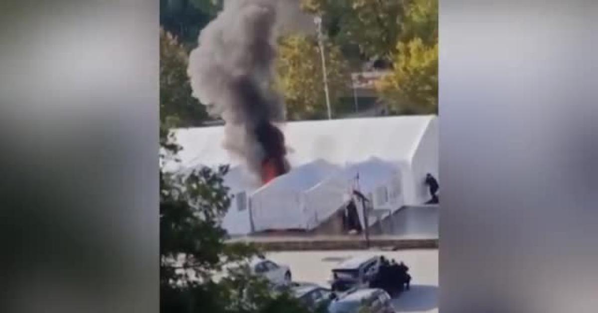 belgrado sparatoria contro alcune tende montate davanti al parlamento dai sostenitori di vucic arrestato 70enne video