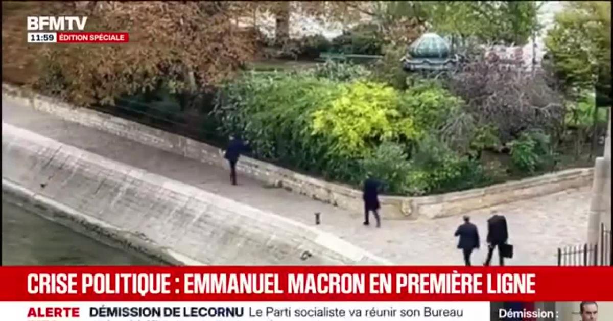 Francia, la camminata solitaria di Macron sulla rive della Senna, le immagini del presidente francese durante la crisi di governo   VIDEO
