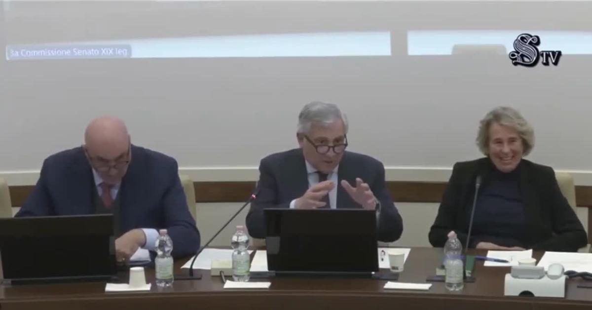 scontro tajani conte durante informativa alle camere vicepremier trump non mi chiama tony lei giuseppi leader m5s vergogna video da Ilgiornaleditalia.it scontro tajani conte durante informativa alle camere vicepremier trump non mi chiama tony lei giuseppi leader m5s vergogna video