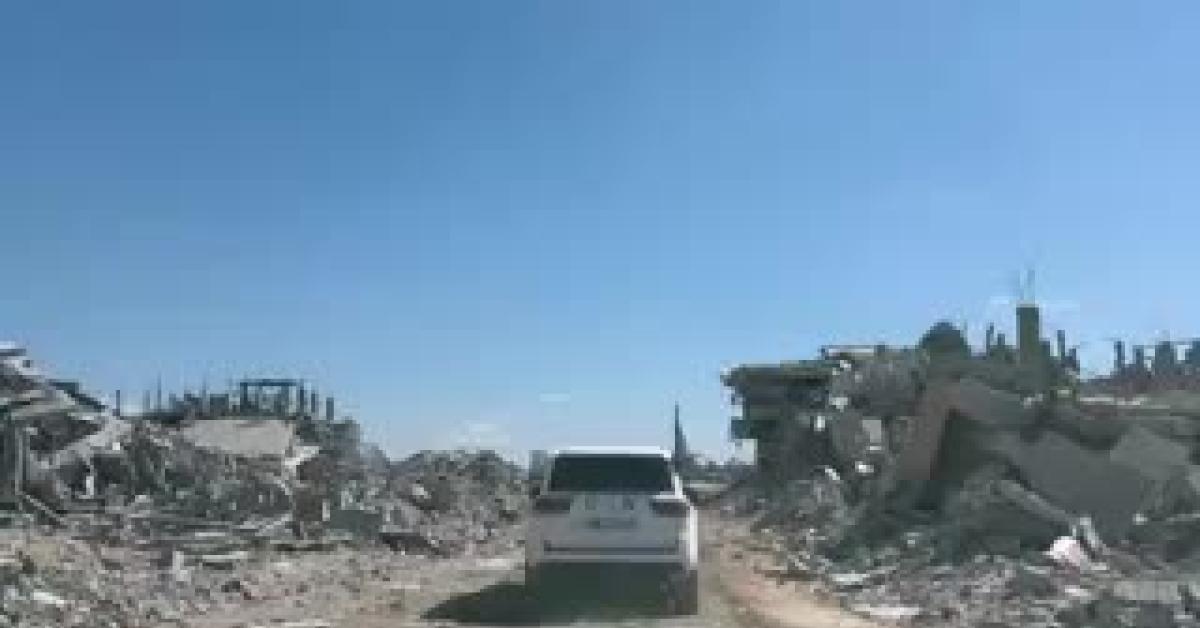 gaza convoglio onu in viaggio da gaza city a khan younis il video della devastazione solo macerie dopo 2 anni di bombardamenti israeliani