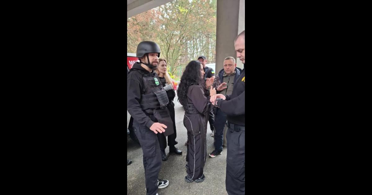 Angelina Jolie visita Kherson ma suo bodyguard viene fermato e reclutato con la forza da esercito ucraino: attrice riesce a liberarlo VIDEO Angelina Jolie visita Kherson ma suo bodyguard viene fermato e reclutato con la forza da esercito ucraino: attrice riesce a liberarlo VIDEO