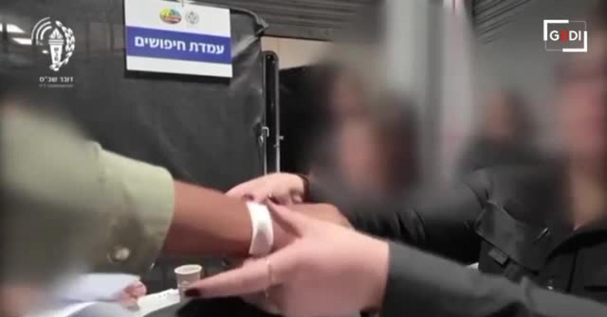 flotilla video della carcerazione degli attivisti identificati con braccialetto al porto di ashod e trasferiti nella prigione israeliana di ktzi ot