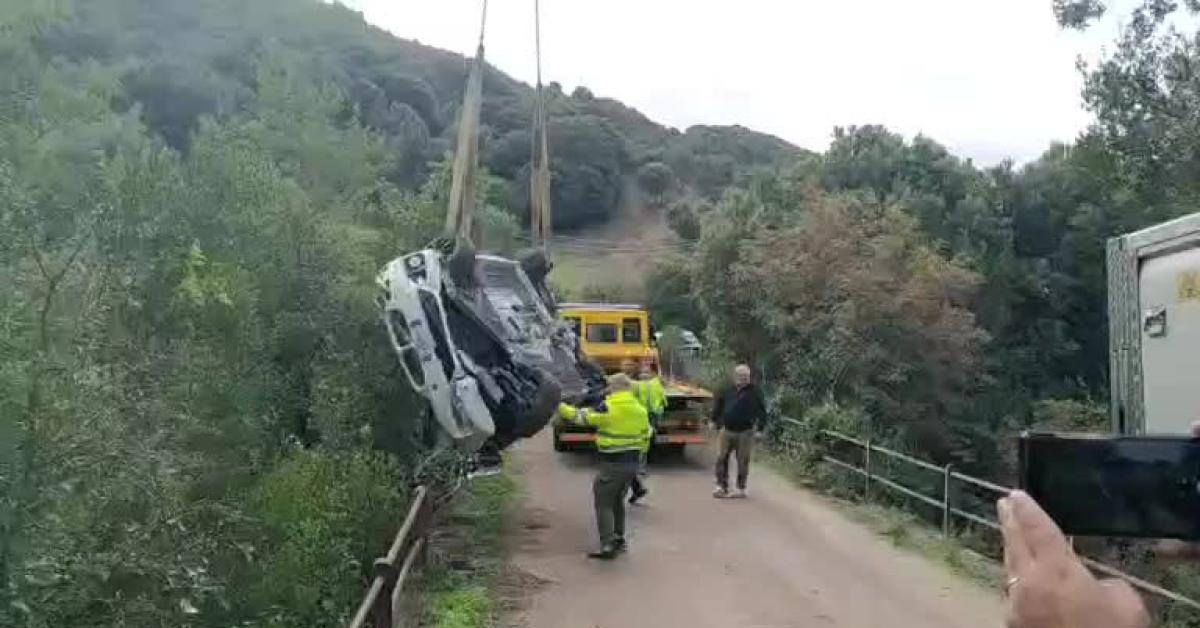 Tempio Pausania, auto con 5 ragazzi a bordo precipita da un cavalcavia: morto un 25enne, il corpo recuperato dal padre Vigile del Fuoco   VIDEO Tempio Pausania, auto con 5 ragazzi a bordo precipita da un cavalcavia: morto un 25enne, il corpo recuperato dal padre Vigile del Fuoco   VIDEO