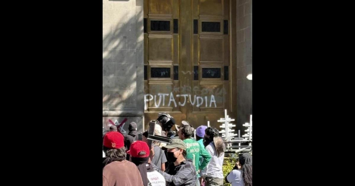 Città del Messico, maxi protesta GenZ contro corruzione e cartelli droga, scritta "Put*ana ebrea" contro Sheinbaum, 20 arresti VIDEO Città del Messico, maxi protesta GenZ contro corruzione e cartelli droga, scritta "Put*ana ebrea" contro Sheinbaum, 20 arresti VIDEO