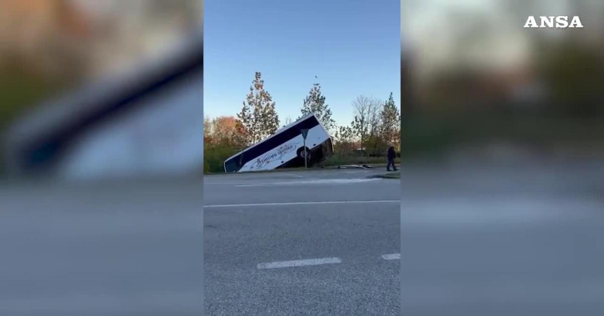Pordenone, bus con a bordo 20 studenti si scontra con auto e finisce in un fosso: due feriti gravi, portati in ospedale in elisoccorso VIDEO Pordenone, bus con a bordo 20 studenti si scontra con auto e finisce in un fosso: due feriti gravi, portati in ospedale in elisoccorso VIDEO