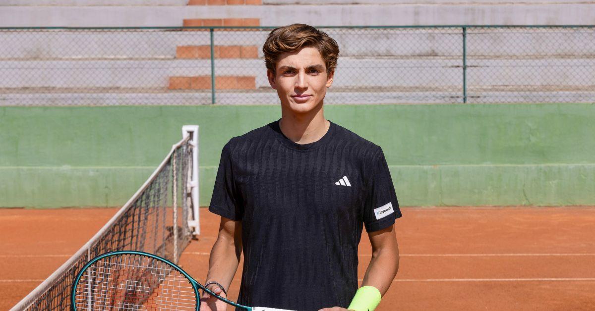Giovane tennista Vasamì testimonial Intesa Sanpaolo con Sinner e Paolini