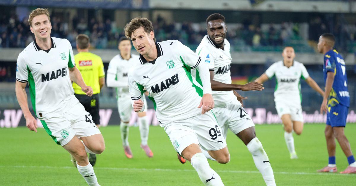 Il Sassuolo vince a Verona, al Bentegodi decide Pinamonti