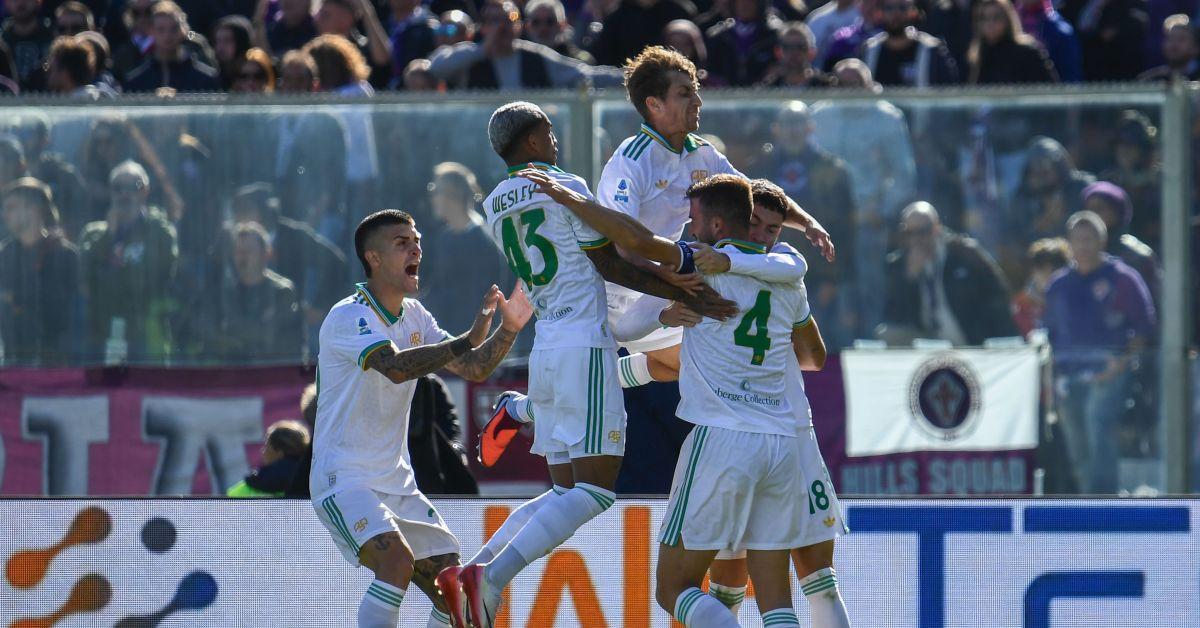 La Roma vince anche a Firenze e resta in vetta