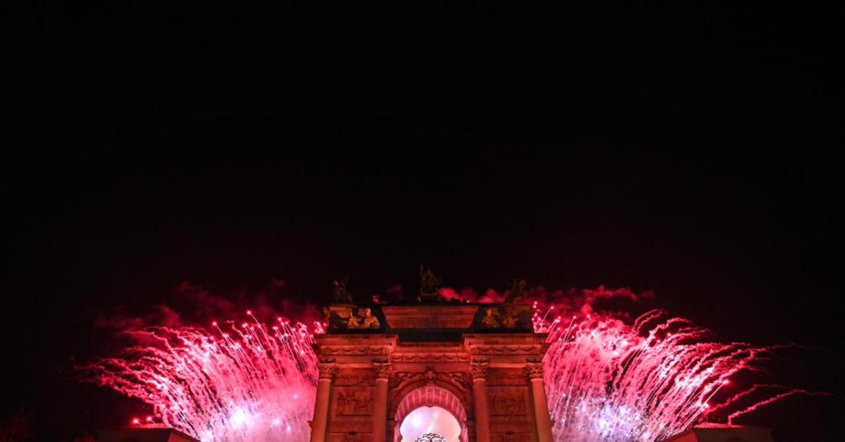 Mattarella in tram, poesia, musica e grandi star: parte Milano Cortina