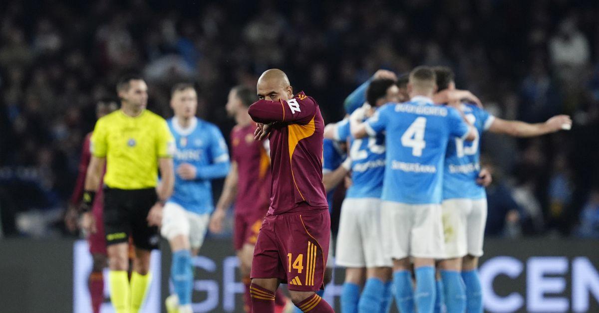 Alla Roma non basta Malen, il Napoli non molla e al Maradona finisce 2 2