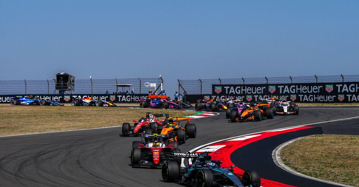 Russell vince la sprint race in Cina davanti a Leclerc e Hamilton Russell vince la sprint race in Cina davanti a Leclerc e Hamilton