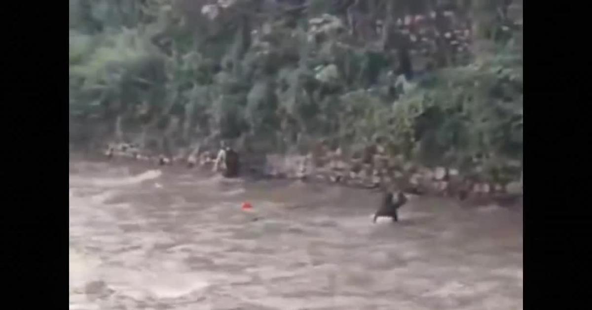 Nepal, ministro Finanze Paudel picchiato e inseguito a Kathmandu da manifestanti in un fiume: oltre 22 morti in proteste contro governo - VIDEO
