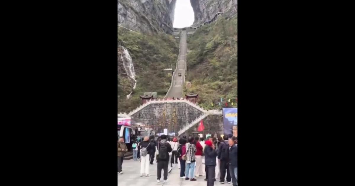 cina suv elettrico chery fengyun x3l sfida scalinata tianmen ma scivola gi249 e travolge ringhiere campagna promozionale flop video da Ilgiornaleditalia.it cina suv elettrico chery fengyun x3l sfida scalinata tianmen ma scivola gi249 e travolge ringhiere campagna promozionale flop video