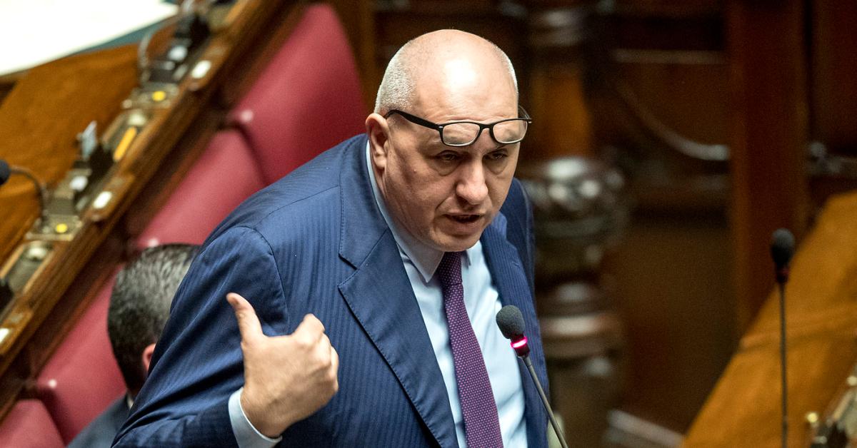 Crosetto ammicca a Francia e Germania e la spara: "Ddl su servizio militare volontario a Cdm e Parlamento", opposizioni: "Istigate alla guerra"