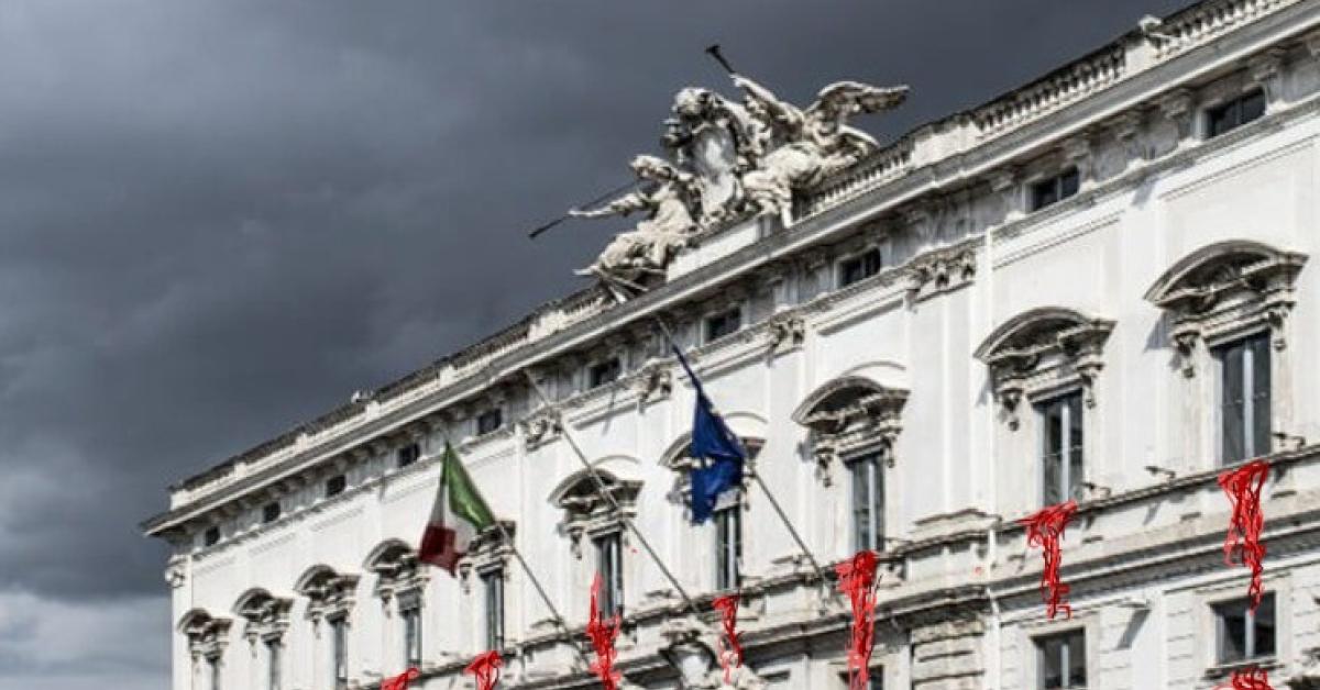 Resistenza a pubblico ufficiale, sentenza choc della Corte Costituzionale: “Dare uno schiaffo a un poliziotto può essere offesa non grave”