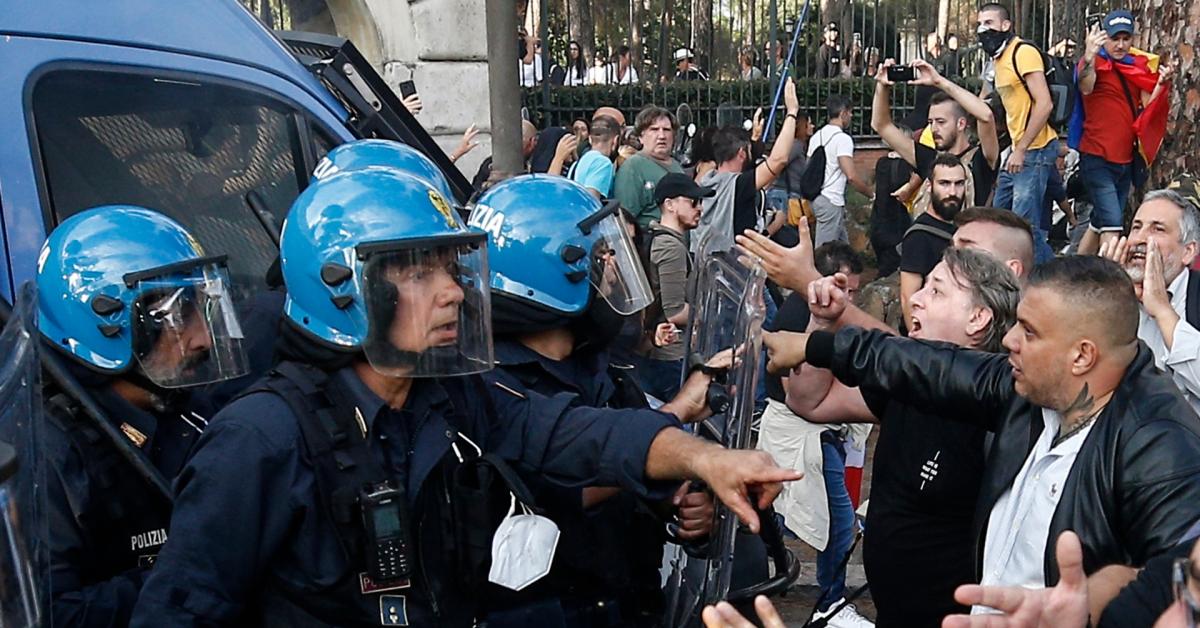 dl sicurezza firmato da mattarella niente schedature per chi compra coltelli scudo penale per polizia tutele per capitreno e arbitri