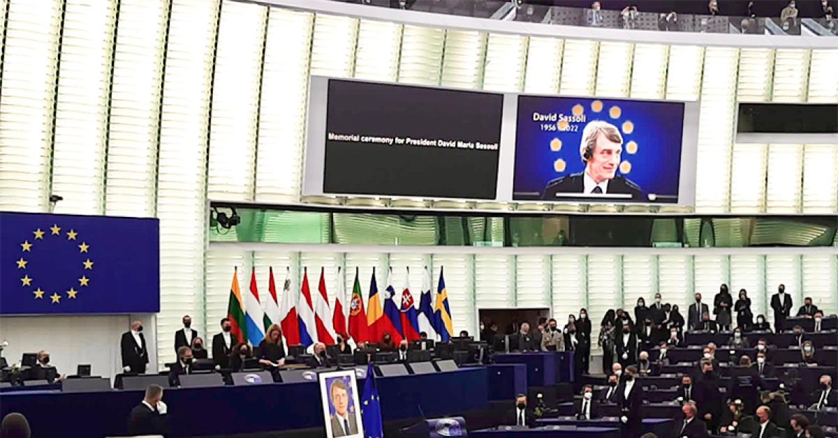 riarmo ok del parlamento ue a proposta di von der leyen di non escludere armi controverse da investimenti ammessi bombe nucleari e fosforo