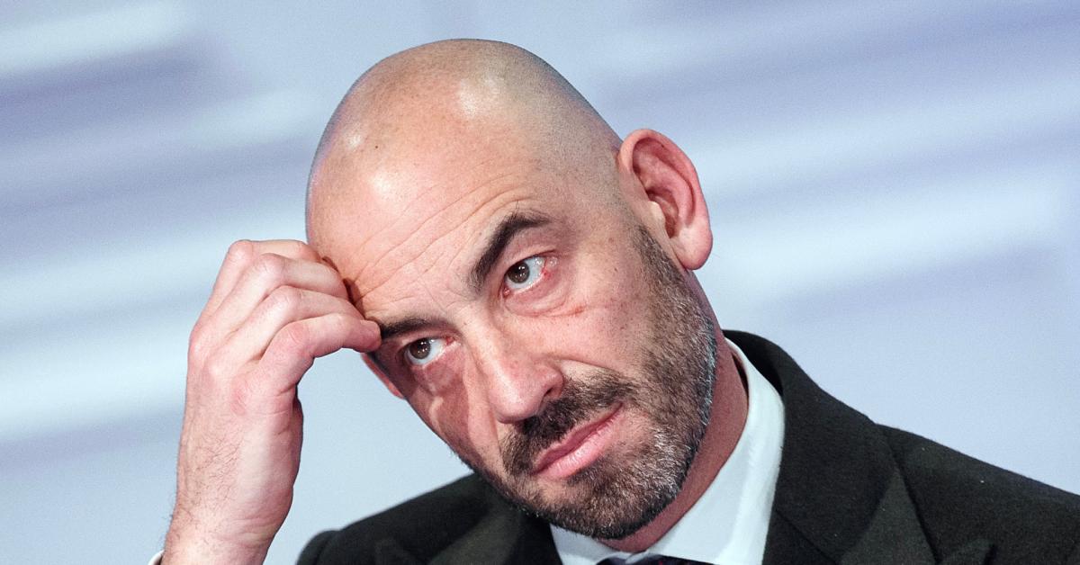 Vaccino Covid, Bassetti: "Medici, mettetevi sui social, altrimenti persone non si inoculano", utenti: "Telemedico, bonifico Big Pharma in arrivo"