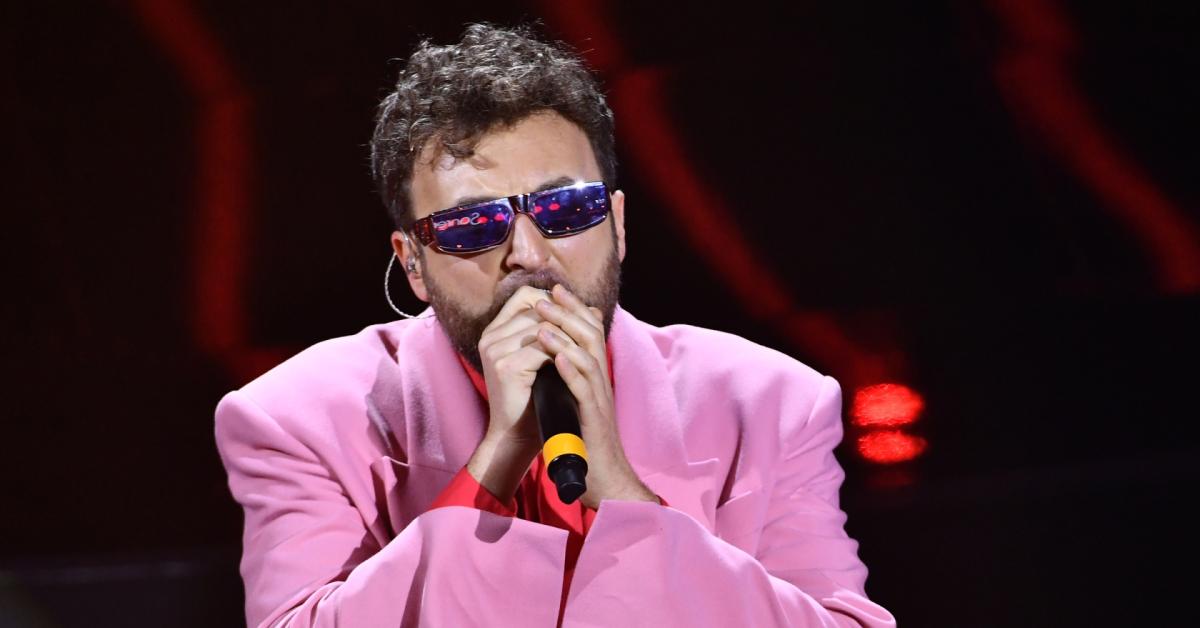 chi 232 dargen d8217amico in gara a sanremo 2026 dal nome vero agli occhiali scuri dalla fidanzata alle canzoni pi249 famose