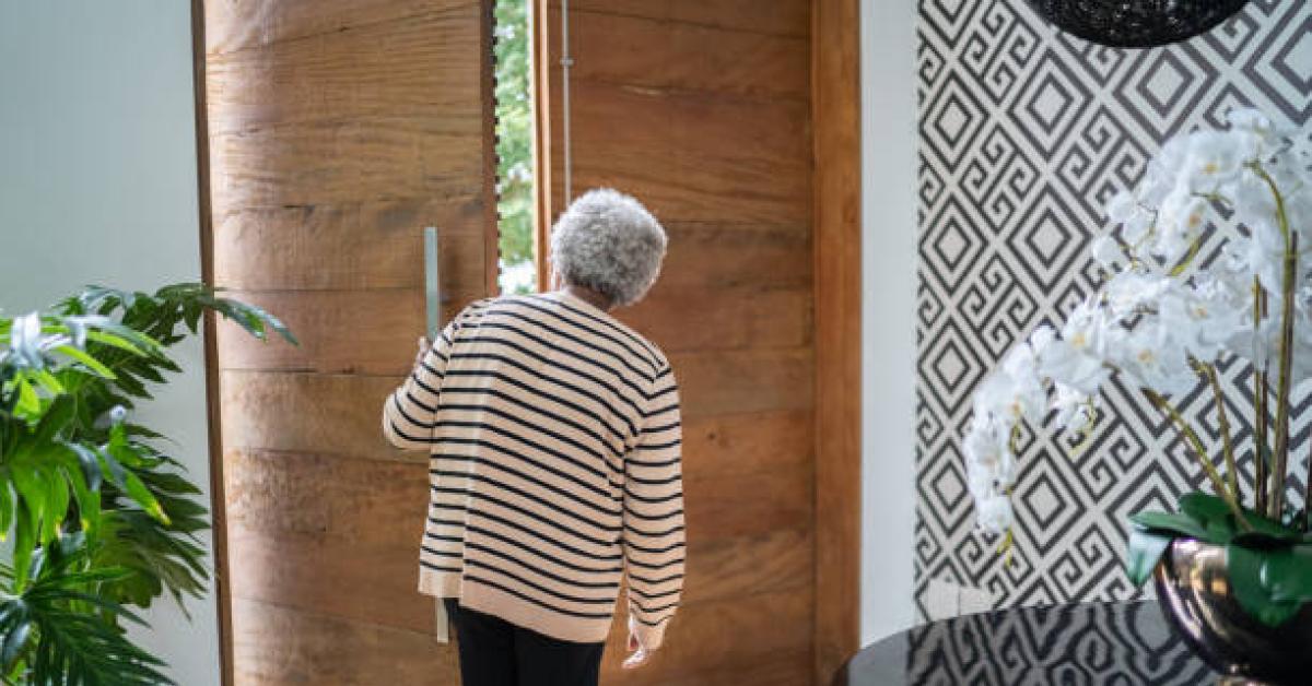 milano 10 italiani denunciati per 1200 truffe a danno di anziani si presentavano in casa e obbligavano a comprare prodotti fino a 7mila8364