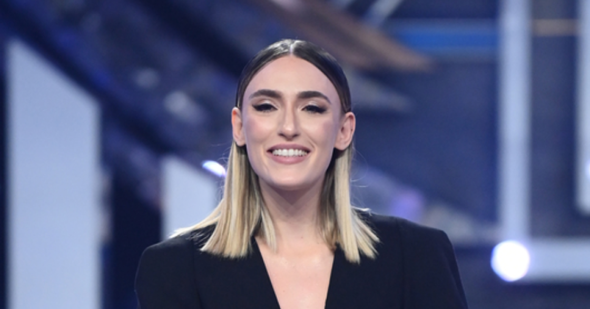 Chi è Mara Sattei, la canzone a Sanremo 2026, la vita privata dal fidanzato alla proposta di matrimonio, la carriera e i brani più famosi