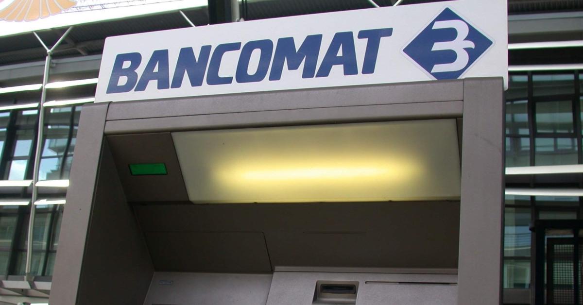Milano banlieue, due peruviani tentano di rapinare anziana mentre preleva al bancomat di corso Lodi: arrestato 18enne, fuggito il complice
