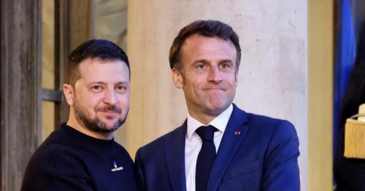 Ucraina, Zelensky da Macron per nuovi “aiuti” militari, presidente francese verso consegna di caccia Rafale per intensificare l’escalation Ucraina, Zelensky da Macron per nuovi “aiuti” militari, presidente francese verso consegna di caccia Rafale per intensificare l’escalation