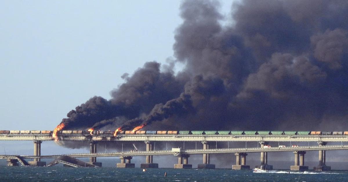 Attentato ponte Crimea 2022, Russia condanna 8 imputati a ergastolo: "Operazione dei servizi segreti ucraini, bomba nascosta in un camion"