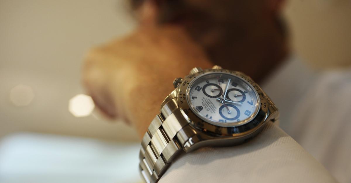 Orologi di lusso, chi se li fa rubare, chi si dimentica di mostrarli in Tv, chi li riceve in regalo e chi li indossa quando non è il caso Orologi di lusso, chi se li fa rubare, chi si dimentica di mostrarli in Tv, chi li riceve in regalo e chi li indossa quando non è il caso