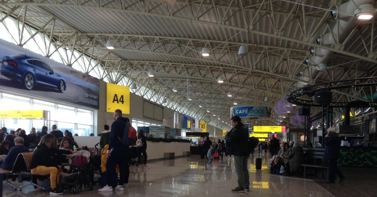 Attacco hacker aeroporti europei, arrestato 40enne a sud di Londra, accusato di coinvolgimento nell