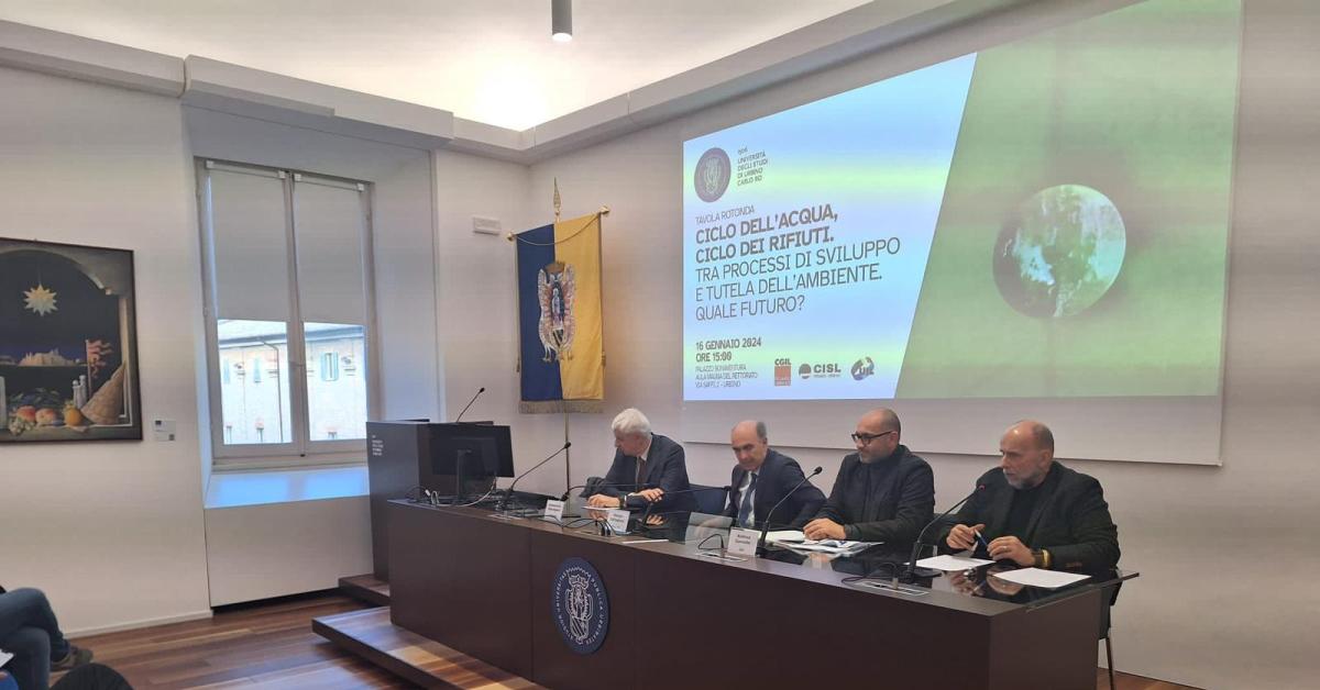 Il Group Che Discute Su Un Dato Argomento Ciclo dell’acqua e dei rifiuti. All'Università di Urbino si discute di