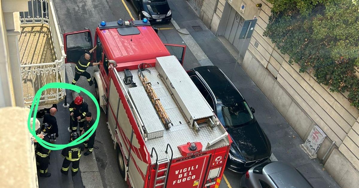 Milano, accende nebulizzatore ad acqua per fotografare modella, vicina allarmata, intervengono i vigili del fuoco a casa dell