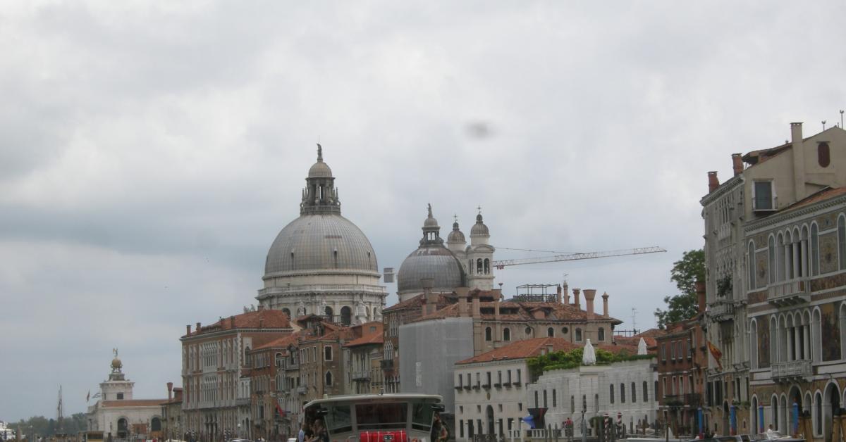 venezia coppia di turisti ebrei aggredita da uomini nordafricani in strada nova insulti e gesti osceni la donna ferita da schegge di vetro