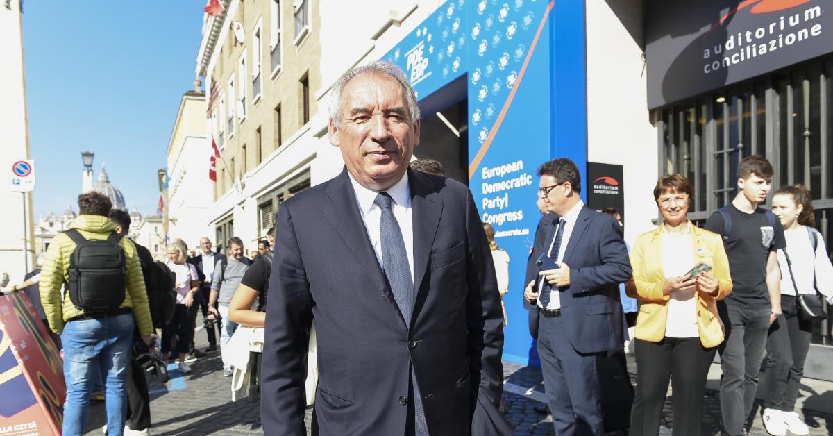 Francia, oggi voto di fiducia sulla manovra, governo Bayrou verso la caduta dopo 9 mesi, Macron cerca un altro premier per evitare elezioni Francia, oggi voto di fiducia sulla manovra, governo Bayrou verso la caduta dopo 9 mesi, Macron cerca un altro premier per evitare elezioni