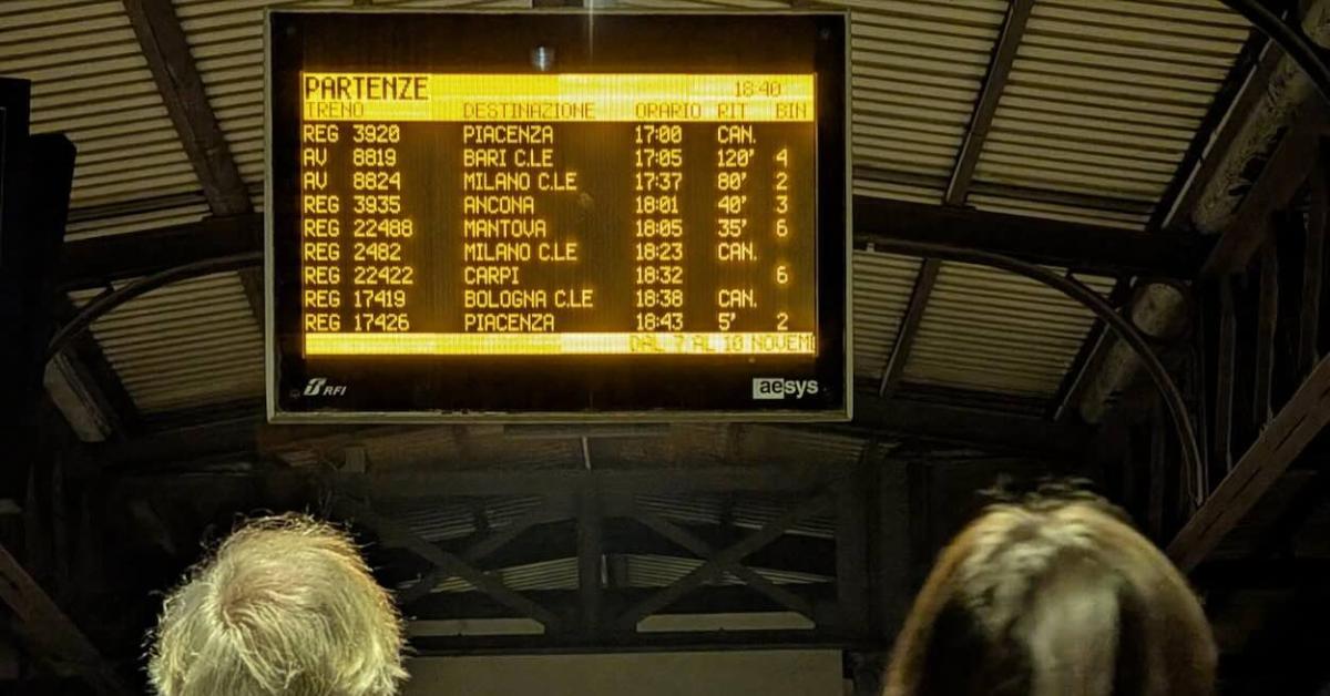 I treni sono sempre in ritardo:  tra scioperi, lavori, pazzi e malagestione, a chi dobbiamo chiedere per avere dei trasporti decenti?