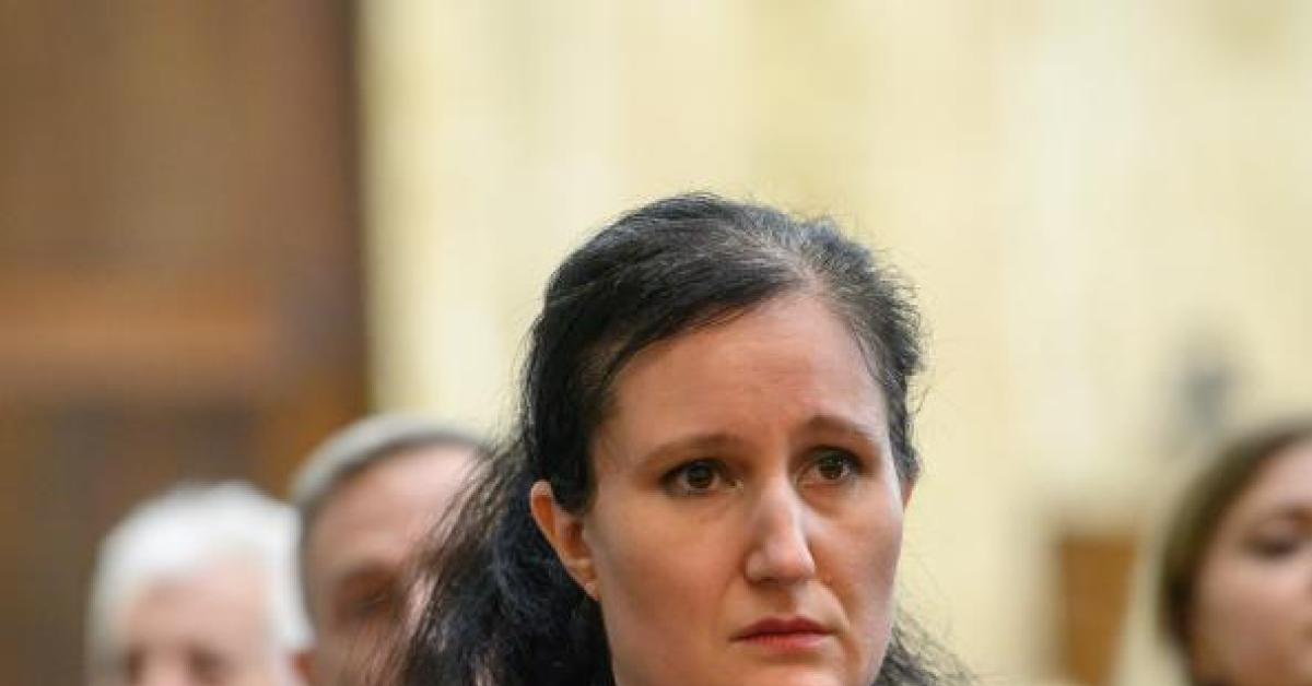 Alessia Pifferi vuole sposare compagna di cella che "chiama già moglie", la difesa: "Deficit cognitivo", Bruzzone: "Bugiarda compulsiva, ma non pazza" Alessia Pifferi vuole sposare compagna di cella che "chiama già moglie", la difesa: "Deficit cognitivo", Bruzzone: "Bugiarda compulsiva, ma non pazza"