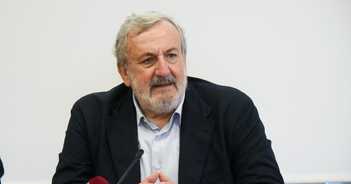 michele emiliano chiede rientro in magistratura dopo 22 anni con promozione e aumento di stipendio da 3500 a 7mila euro al mese