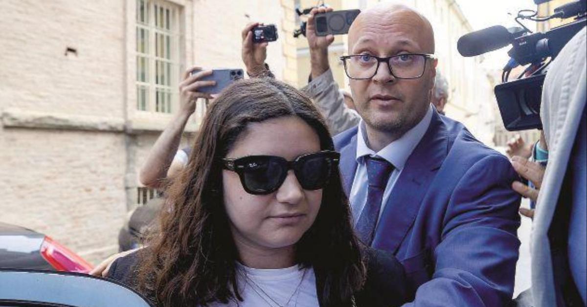 Processo Chiara Petrolini, in aula foto di un figlio morto, la 22enne scappa, maresciallo: “Non era feto ma bambino formato”