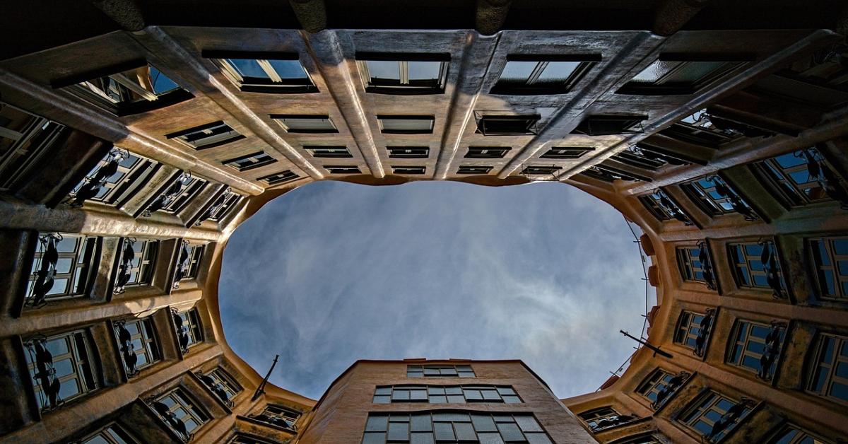 anziani soli nei condomini l italia che invecchia dietro le porte dei palazzi sempre pi249 over 65 vivono da soli negli edifici delle citt224