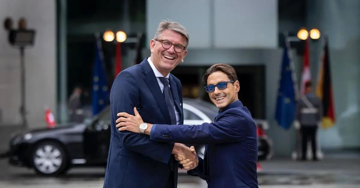 mfe prosieben pier silvio berlusconi incontra il ministro tedesco weimer mfe garantir224 indipendenza editoriale e investimenti in germania