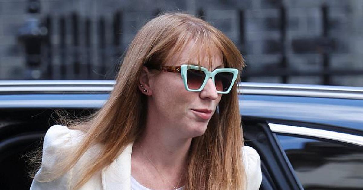Uk, vicepremier Angela Rayner si dimette dopo scandalo fiscale, acquistò casa da £800mila senza versare tasse corrette, governo Starmer in bilico Uk, vicepremier Angela Rayner si dimette dopo scandalo fiscale, acquistò casa da £800mila senza versare tasse corrette, governo Starmer in bilico
