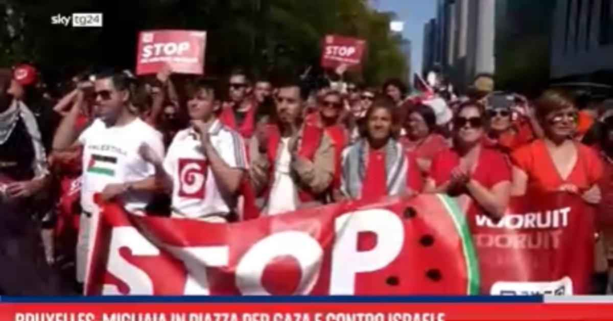 Gaza, manifestazioni a Londra, Belgio e Cile, a Bruxelles in 110mila vestiti di rosso: "Nella Striscia piano di pulizia etnica" VIDEO Gaza, manifestazioni a Londra, Belgio e Cile, a Bruxelles in 110mila vestiti di rosso: "Nella Striscia piano di pulizia etnica" VIDEO